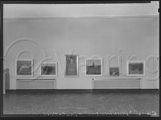 I fotoeske med ulike danske kunstnere / Gi beskjed om noen er vendt feil