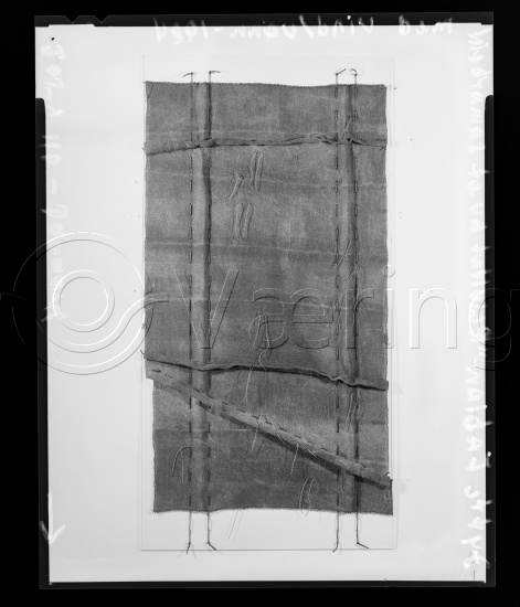 I fotoeske med ulike danske kunstnere / Gi beskjed om noen er vendt feil