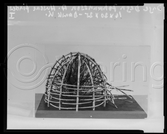 I fotoeske med ulike danske kunstnere / Gi beskjed om noen er vendt feil