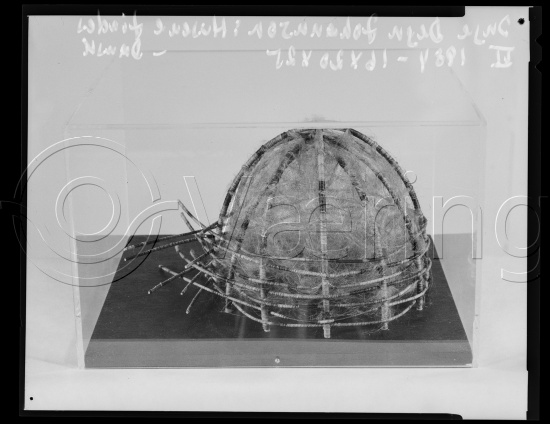 I fotoeske med ulike danske kunstnere / Gi beskjed om noen er vendt feil