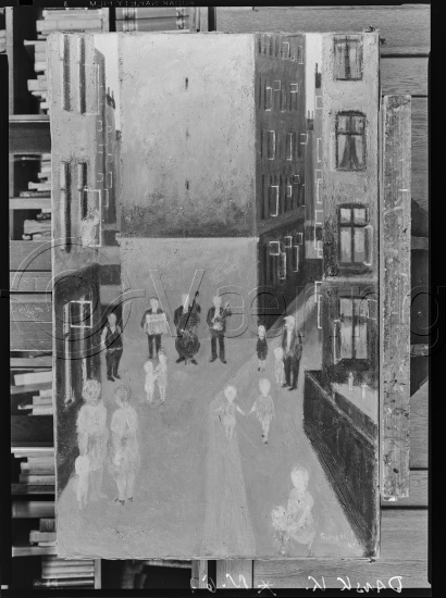 I fotoeske med ulike danske kunstnere / Gi beskjed om noen er vendt feil