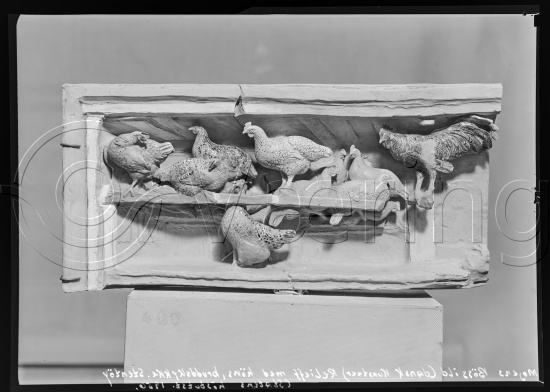 I fotoeske med ulike danske kunstnere / Gi beskjed om noen er vendt feil