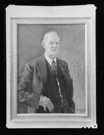 I fotoeske med tittel Hennum