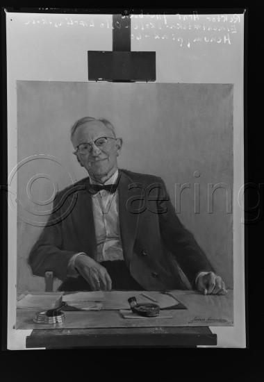 I fotoeske med tittel Hennum