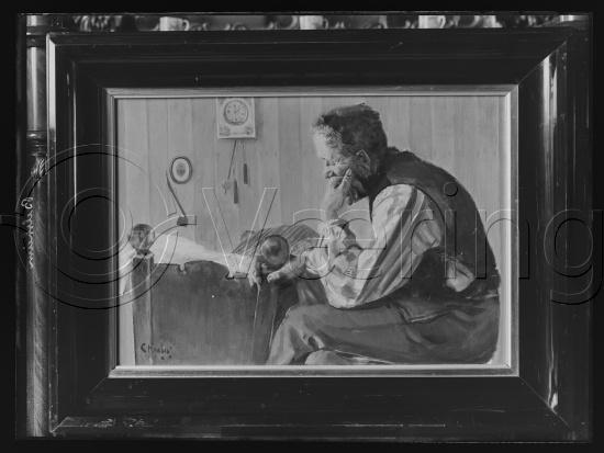 Glassplater i fotoeske med tittel interiør med 1 figur / mann