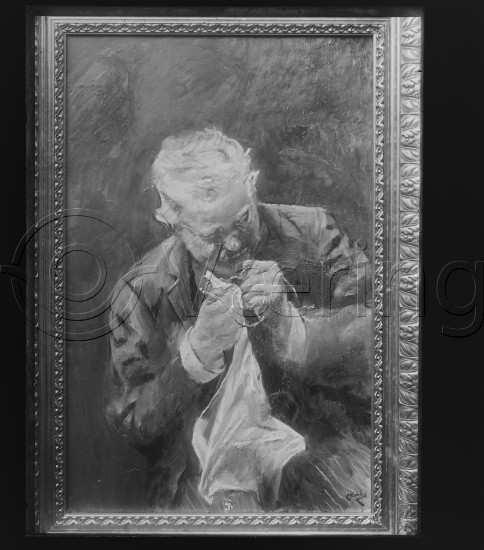 Glassplater i fotoeske med tittel interiør med 1 figur / mann