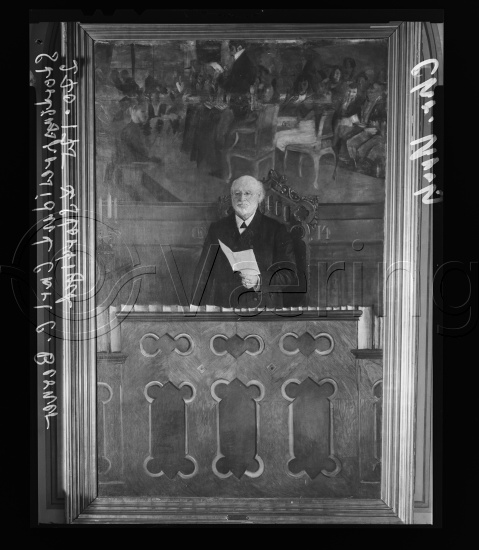 Glassplater i fotoeske med tittel interiør med 1 figur / mann