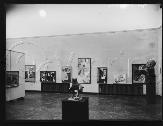 I fotoeske med tittel Tysk utstilling / Kunstnernes Hus.