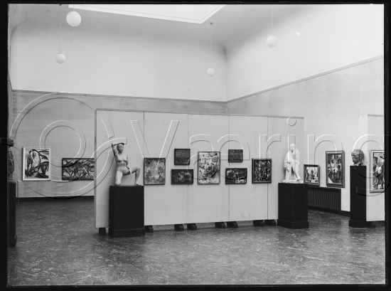 I fotoeske med tittel Tysk utstilling / Kunstnernes Hus.