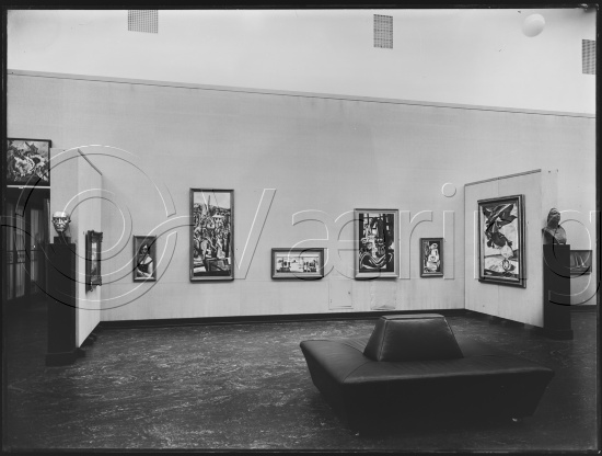 I fotoeske med tittel Tysk utstilling / Kunstnernes Hus.