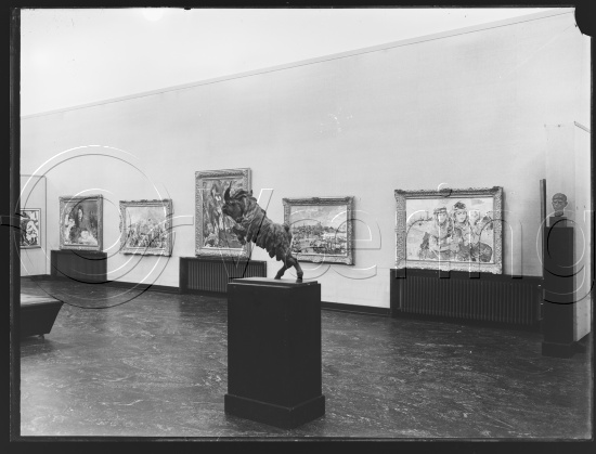 I fotoeske med tittel Tysk utstilling / Kunstnernes Hus.