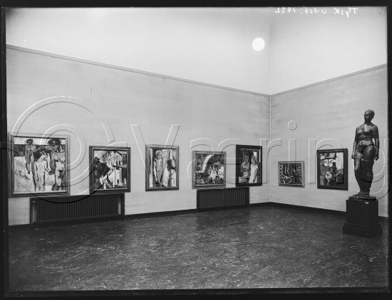 I fotoeske med tittel Tysk utstilling / Kunstnernes Hus.