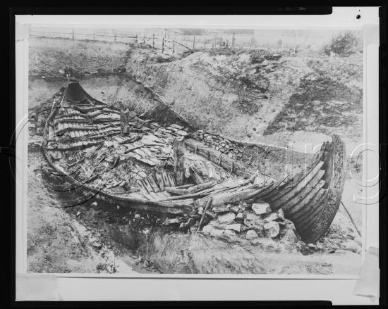 I fotoeske med tekst Osebergfunnet