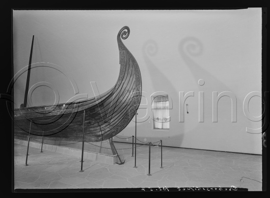 I fotoeske med tekst Osebergfunnet