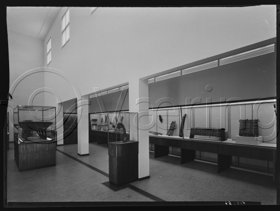 I fotoeske med tekst Osebergfunnet