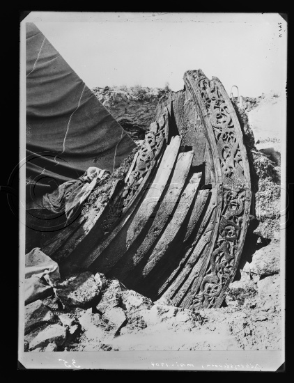 I fotoeske med tekst Osebergfunnet