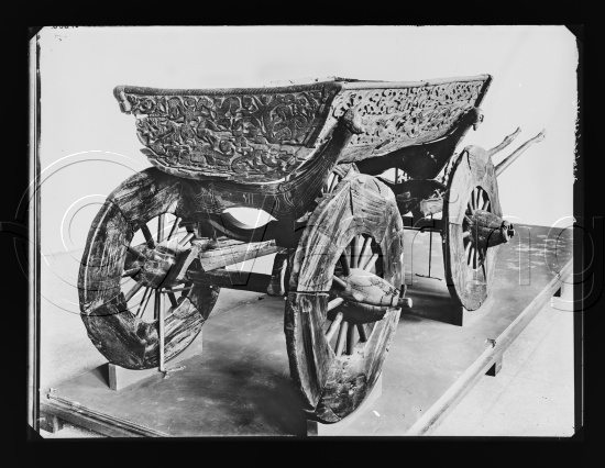 I fotoeske med tekst Osebergfunnet