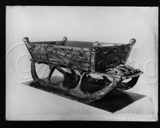 I fotoeske med tekst Osebergfunnet