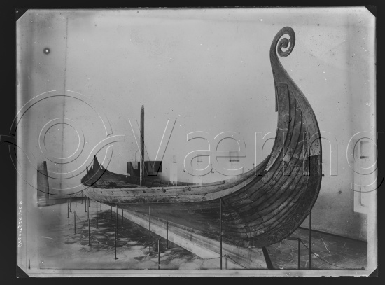 I fotoeske med tekst Osebergfunnet