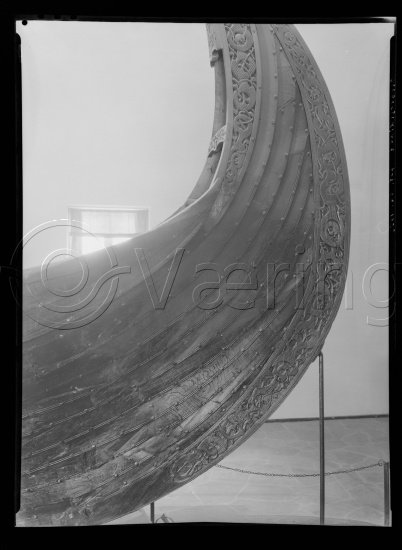 I fotoeske med tekst Osebergfunnet