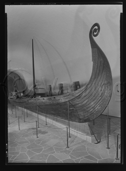 I fotoeske med tekst Osebergfunnet