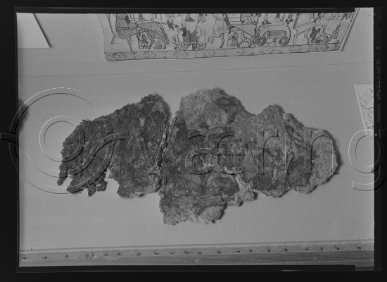 I fotoeske med tekst Osebergfunnet