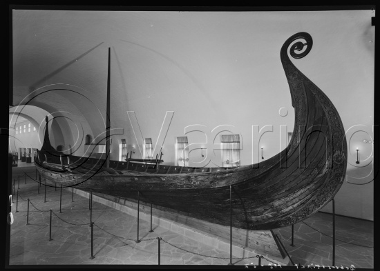 I fotoeske med tekst Osebergfunnet