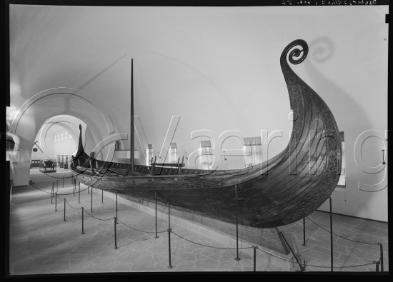 I fotoeske med tekst Osebergfunnet