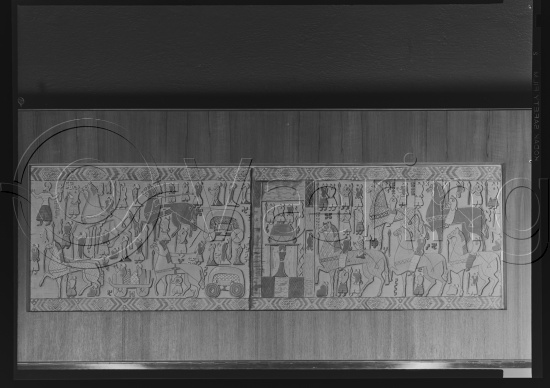 I fotoeske med tekst Osebergfunnet