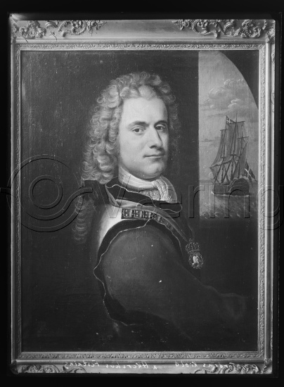 I fotoeske med portretter av Tordenskiold