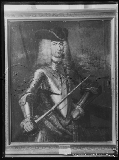 I fotoeske med portretter av Tordenskiold