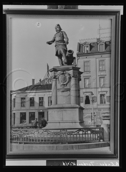 I fotoeske med portretter av Tordenskiold