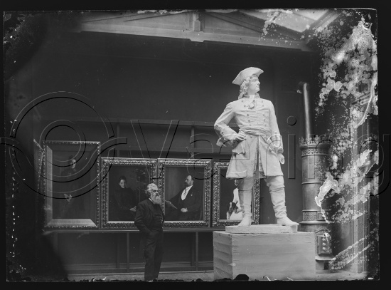 I fotoeske med portretter av Tordenskiold