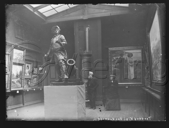 I fotoeske med portretter av Tordenskiold