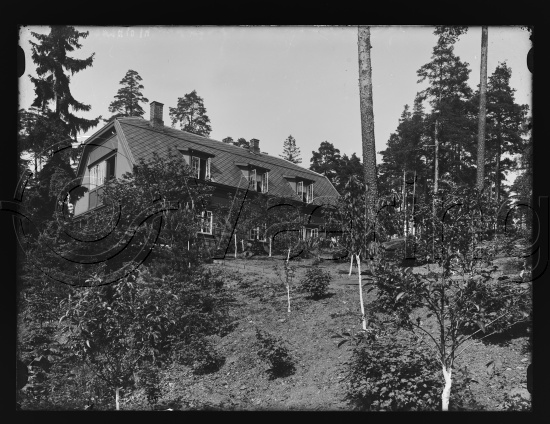 I fotoeske med tittel Erik Werenskiold - Private hjem. 

Glassplater
