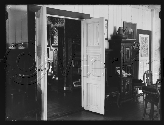 I fotoeske med tittel Erik Werenskiold - Private hjem. 

Glassplater