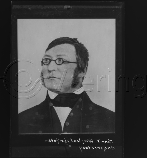 Glassplate og negativ film / I fotoeske med tittel Henrik Wergeland