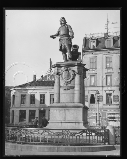 Glassplater og negativ film / I fotoeske med teksten diverse skulpturer / 18/24 glassplater