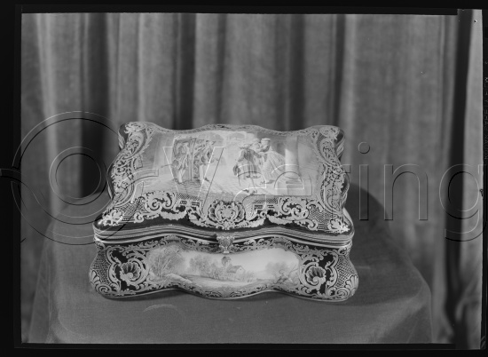 I fotoeske med tekst M. Reuch