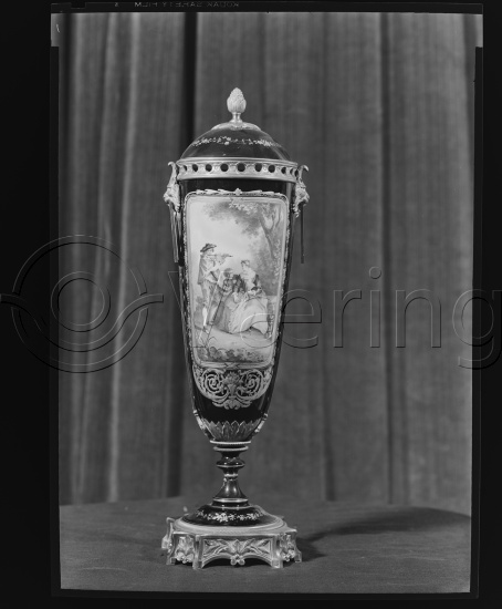 I fotoeske med tekst M. Reuch