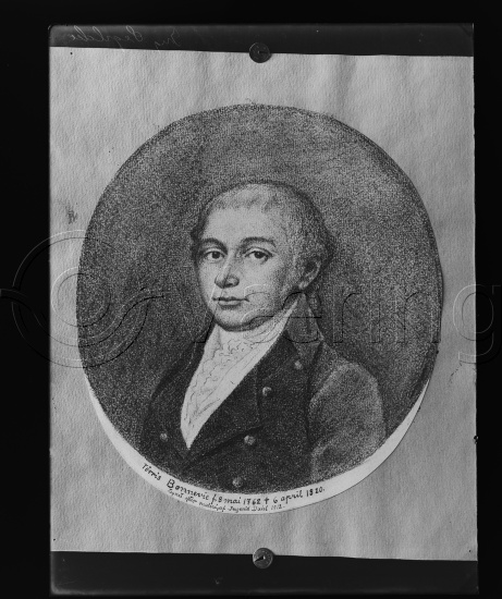 I fotoeske med Segelcke familie portretter etc.