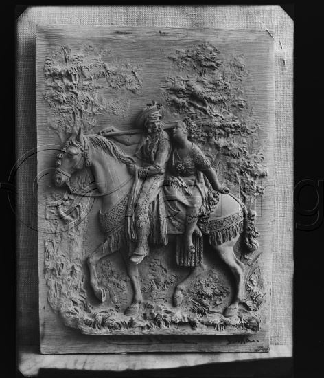 I fotoeske med Segelcke familie portretter etc.