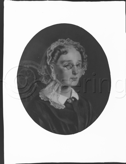 I fotoeske med Segelcke familie portretter etc.