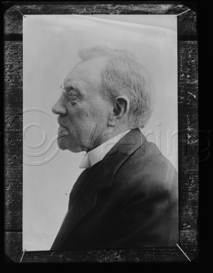 I fotoeske med Segelcke familie portretter etc.