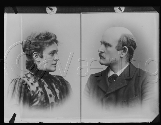 I fotoeske med Segelcke familie portretter etc.