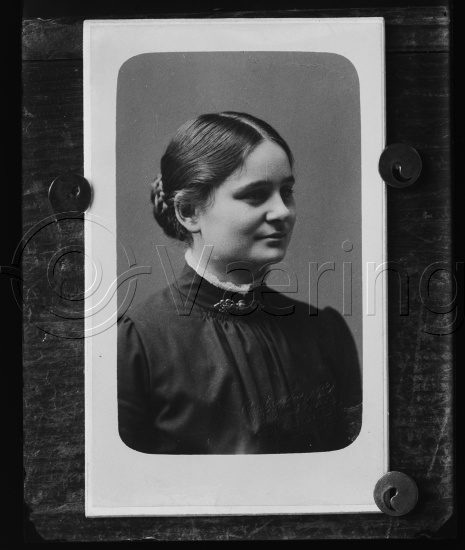 I fotoeske med Segelcke familie portretter etc.