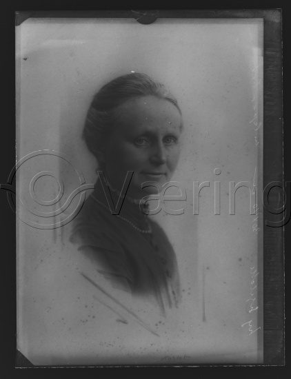 I fotoeske med Segelcke familie portretter etc.