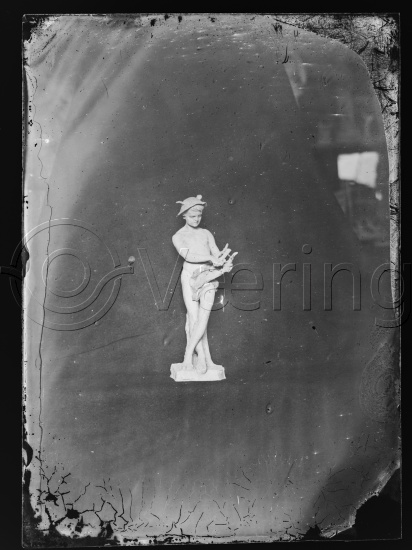 I fotoeske med teksten Klassisk Skulptur / ulike kunstnere