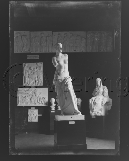 I fotoeske med teksten Klassisk Skulptur / ulike kunstnere