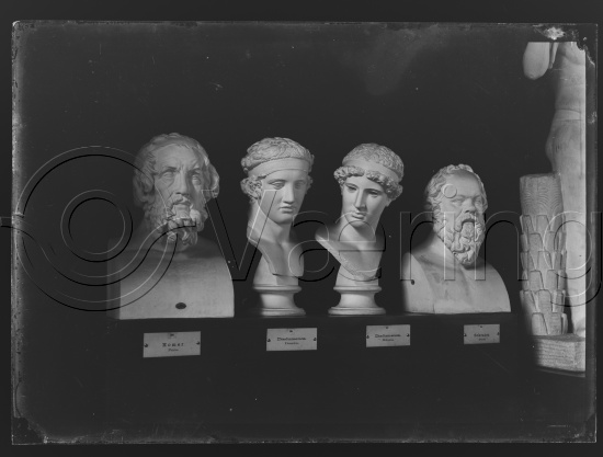 I fotoeske med teksten Klassisk Skulptur / ulike kunstnere